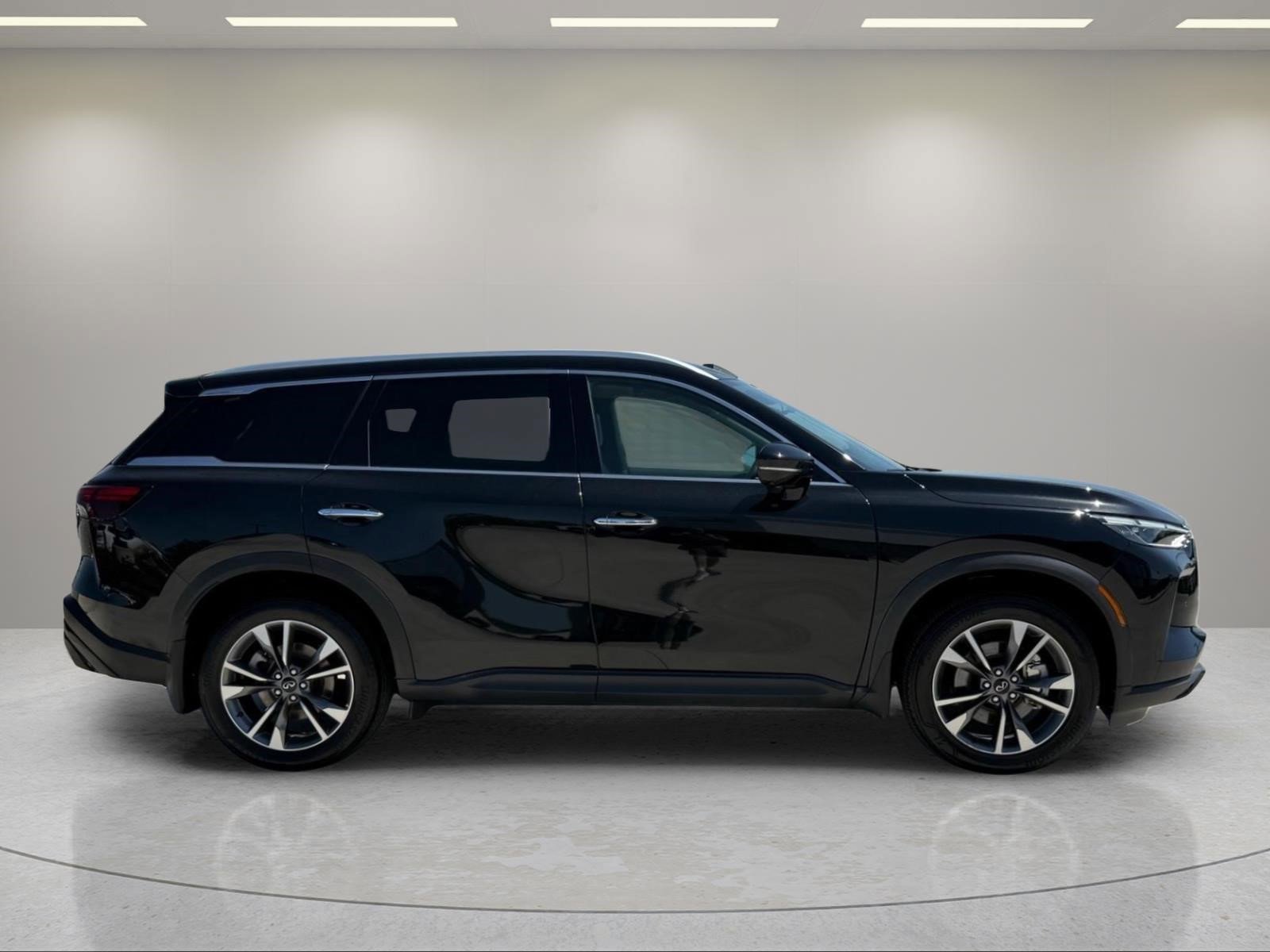 Used 2023 Mineral Black INFINITI LUXE image 12