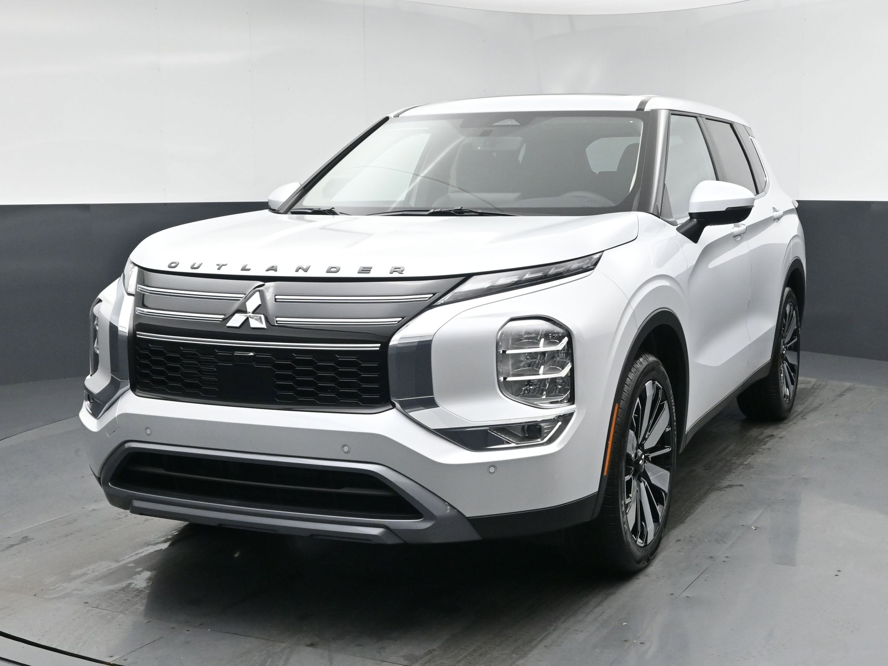 2026 Mitsubishi Outlander SE FWD's photo