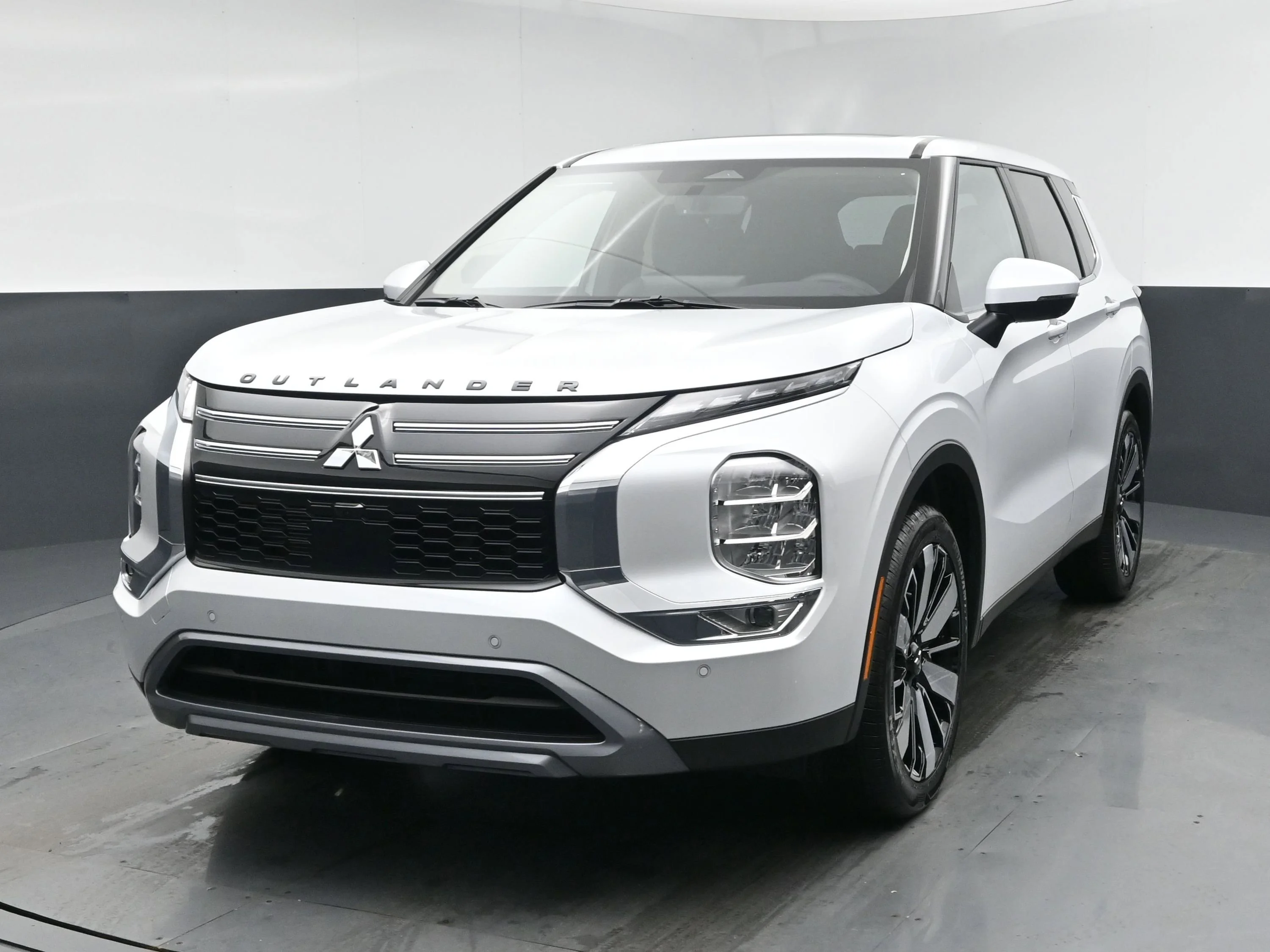2026 Mitsubishi Outlander SE FWD's photo
