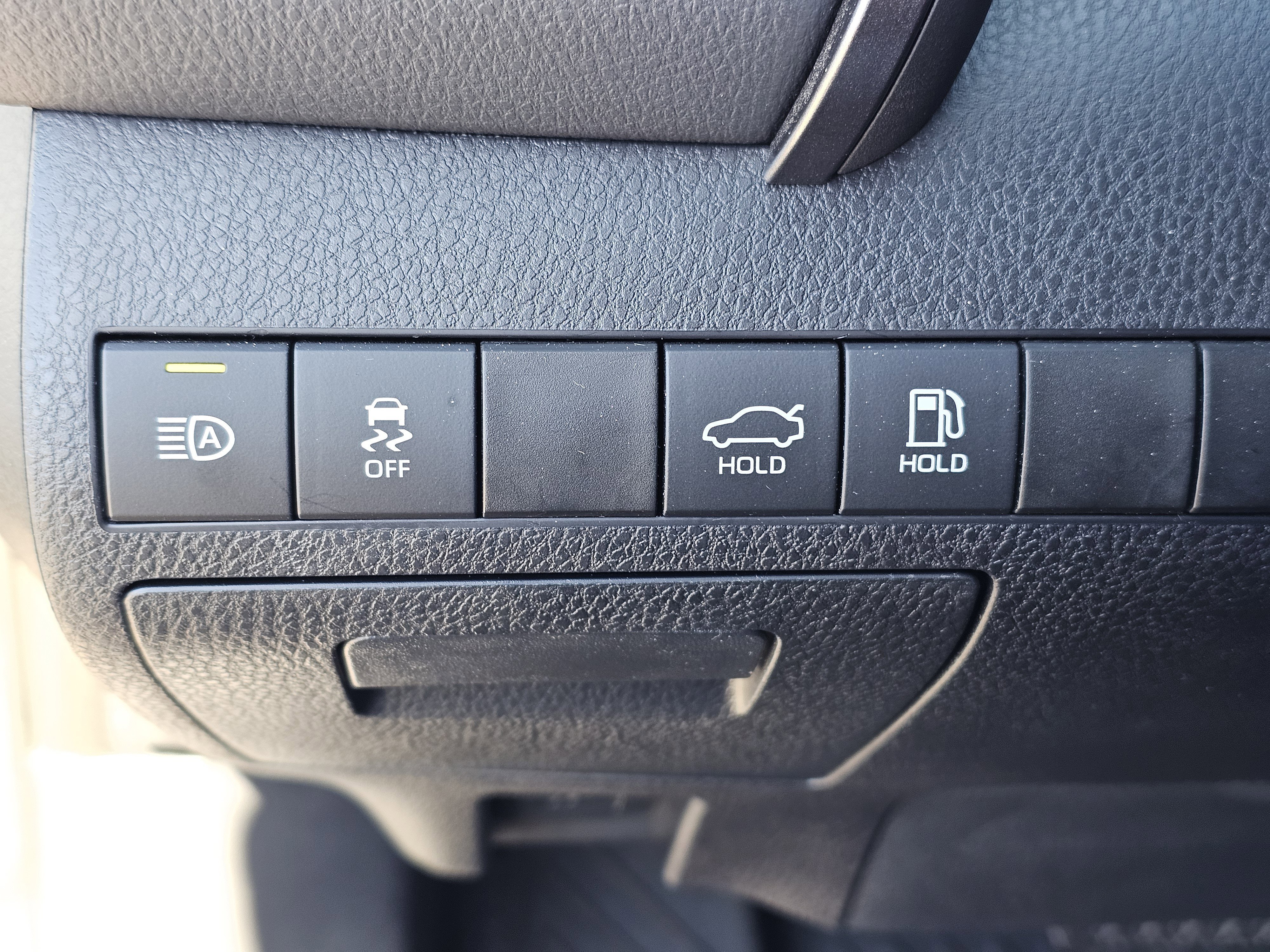 2020 Toyota Camry SE - Photo 18