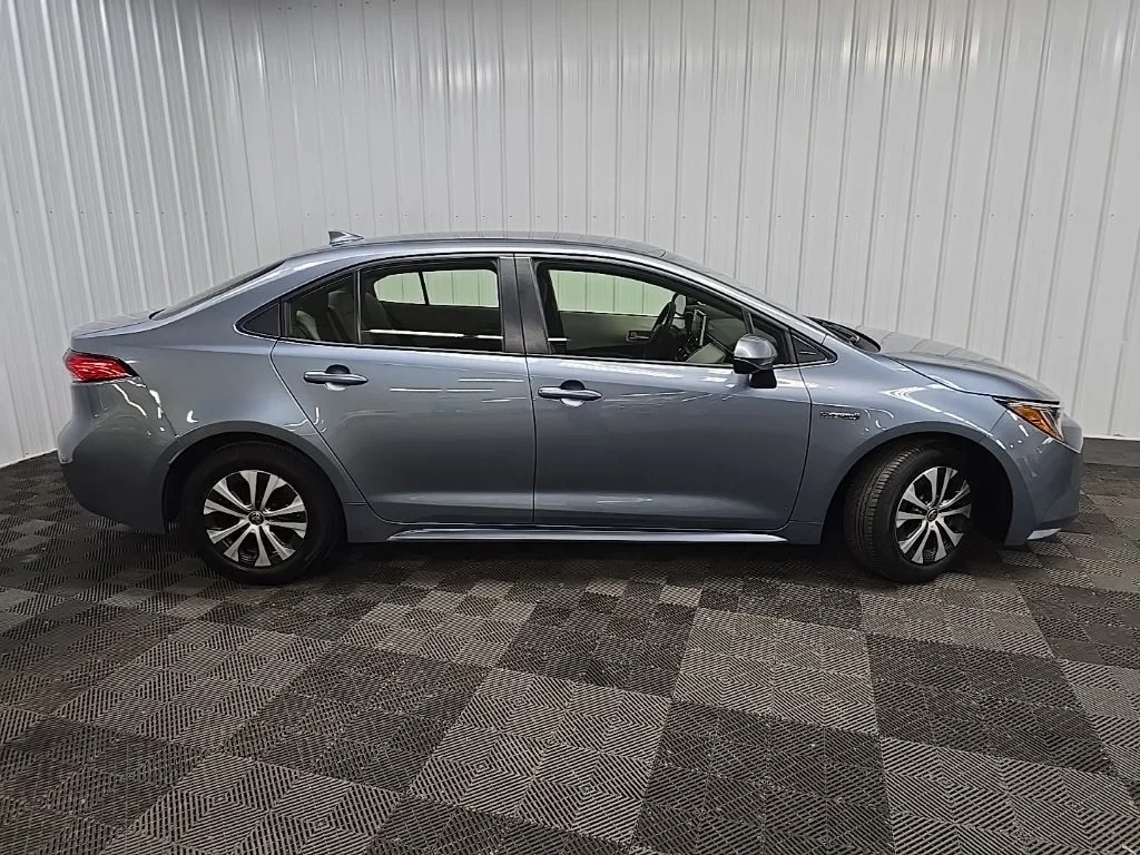 Used 2021  Toyota LE image 2