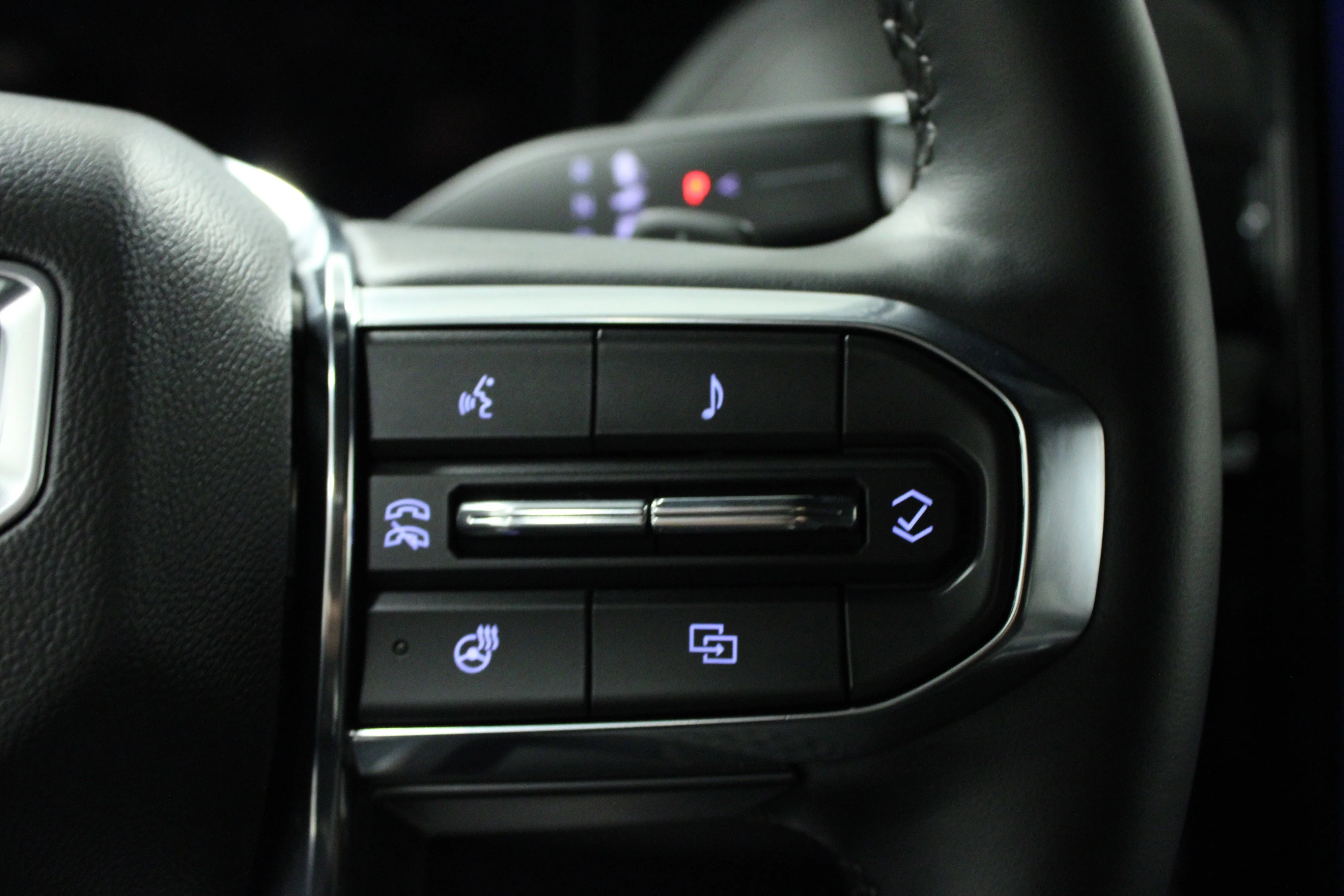 Used 2025 Sterling Metallic GMC Denali image 22