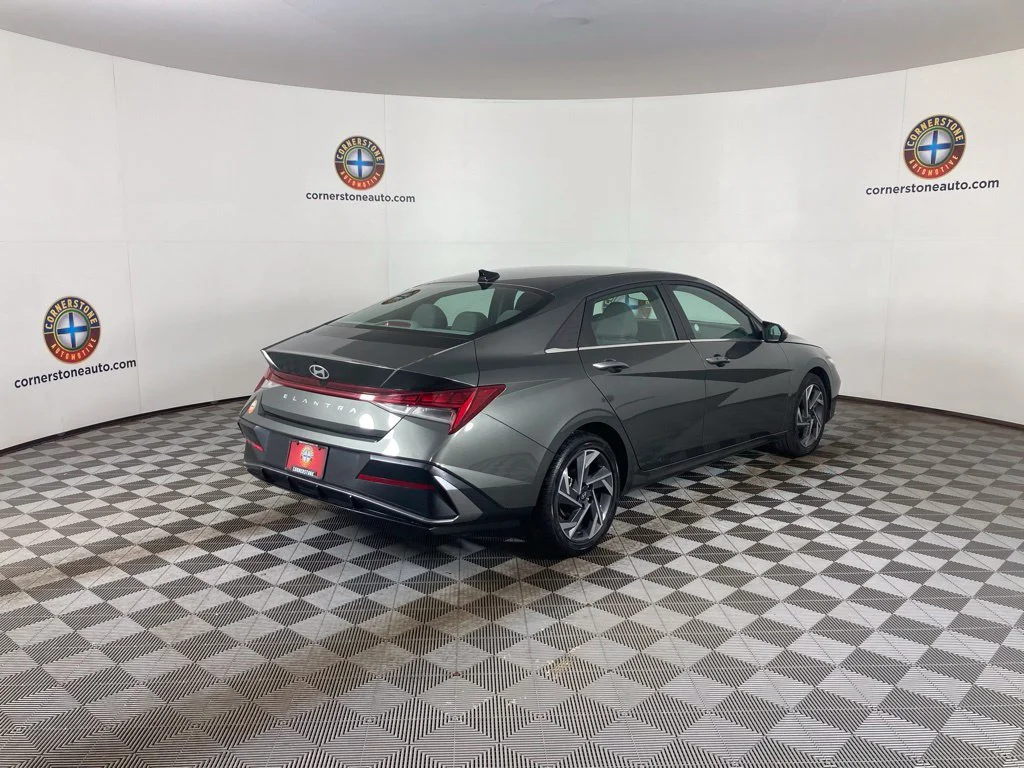 2025 Hyundai Elantra SEL - Photo 18