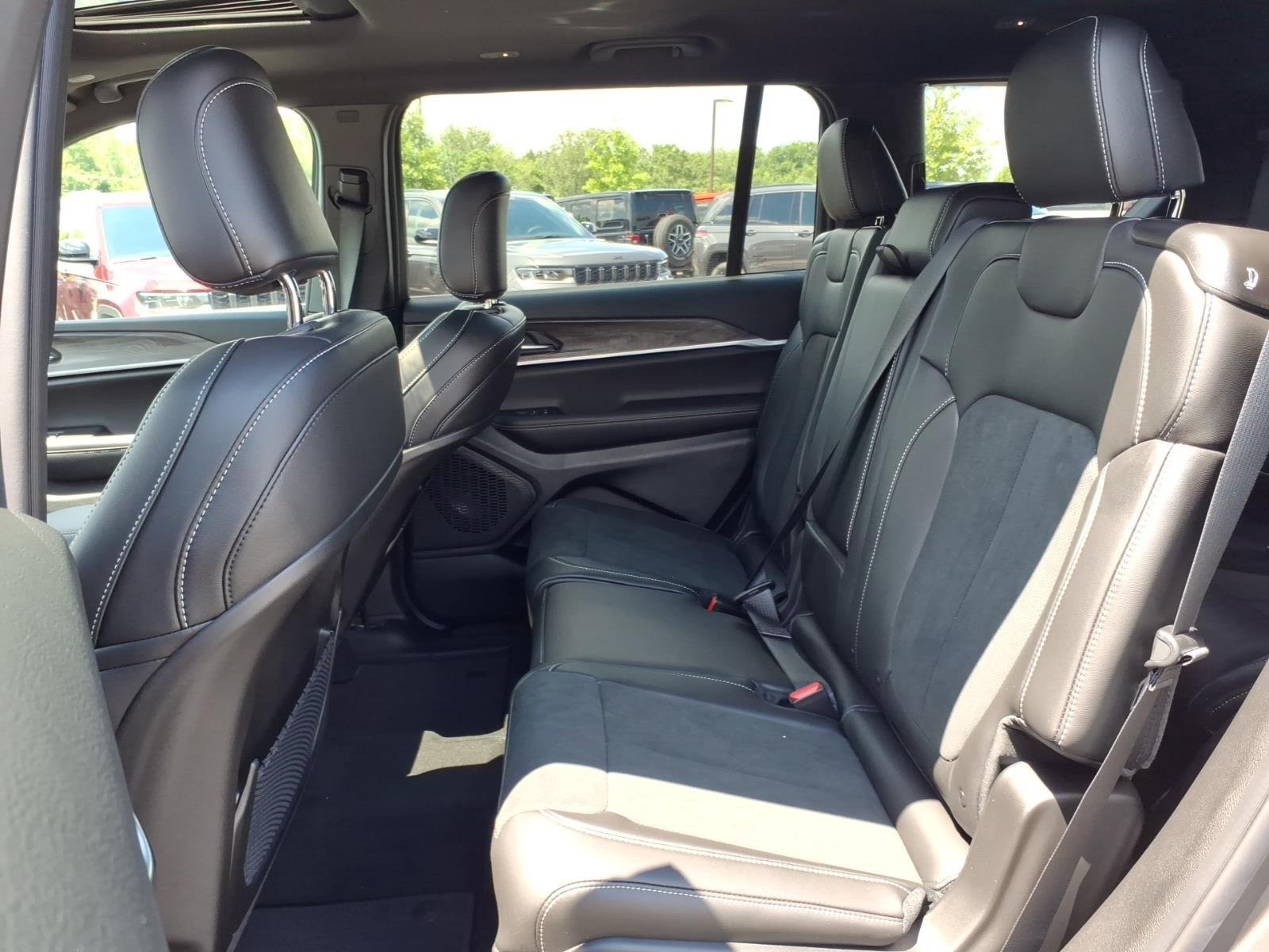 New 2026 Baltic Gray Metallic Clear-Coat Exterior Paint Jeep Laredo Altitude image 20