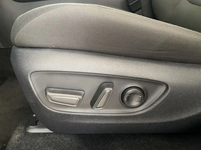 2025 Toyota RAV4 XLE - Photo 22