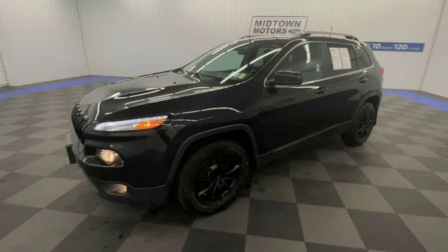 Used 2016 Brilliant Black Crystal Pearlcoat Jeep Latitude image 4