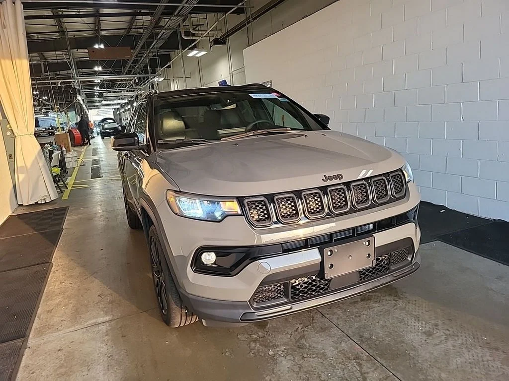 Used 2023 Gray Jeep Limited image 3
