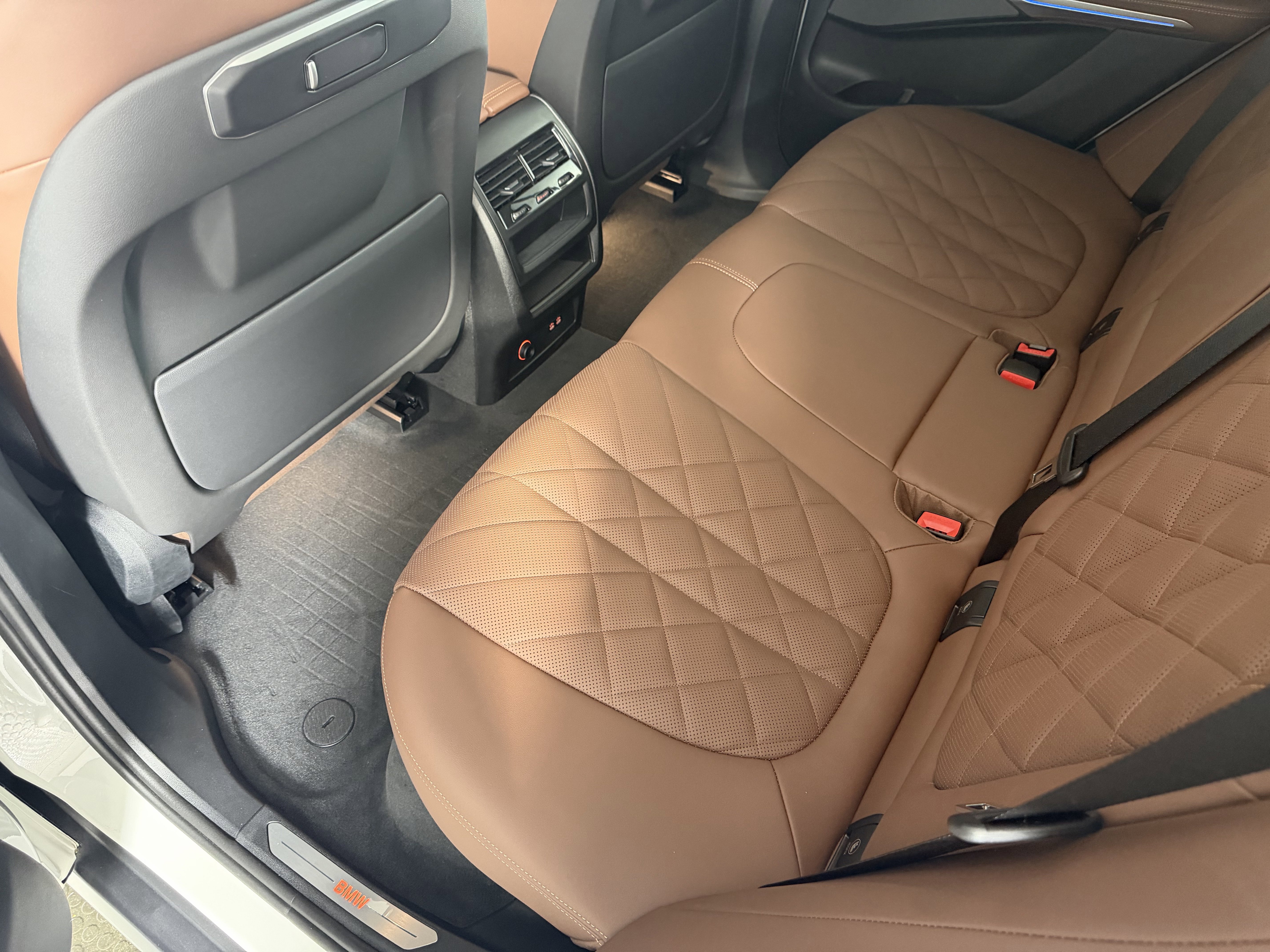 Used 2025 MINERAL WHITE MET BMW xDrive50e image 17