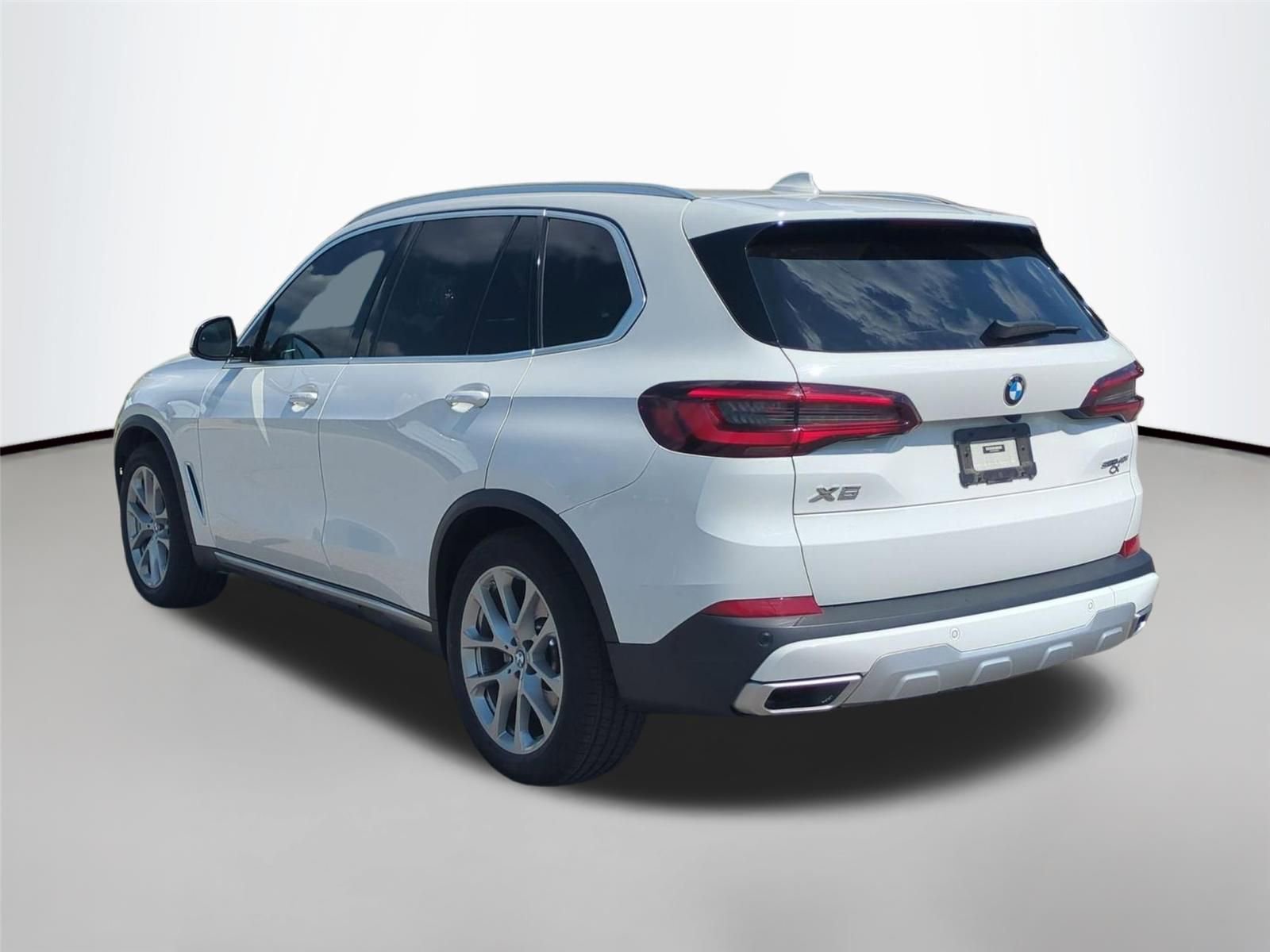 Used 2022 Alpine White BMW sDrive40i image 3