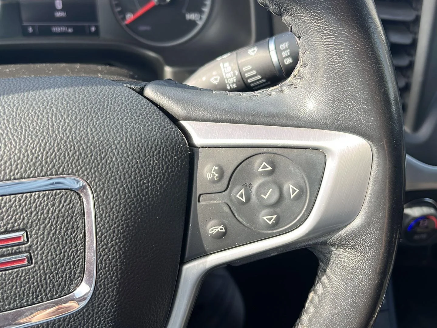 Used 2019 SUMMIT WHITE GMC SLE image 12