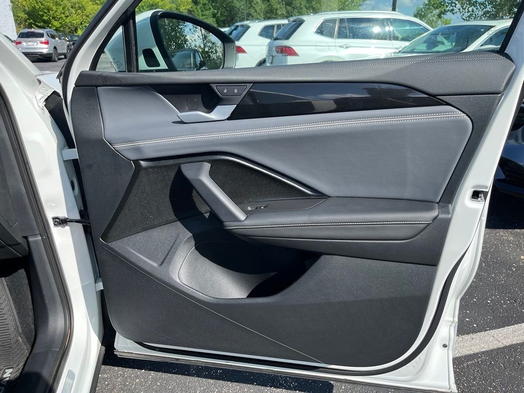 2025 Volkswagen Tiguan SEL R-LINE - Photo 11