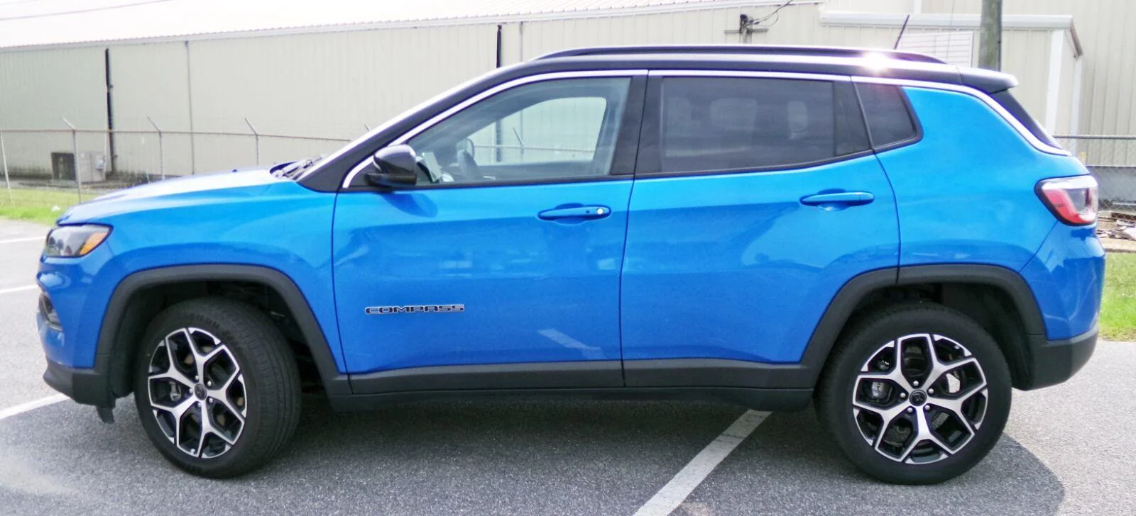 Used 2025 Hydro Blue Pearlcoat Jeep Limited image 2