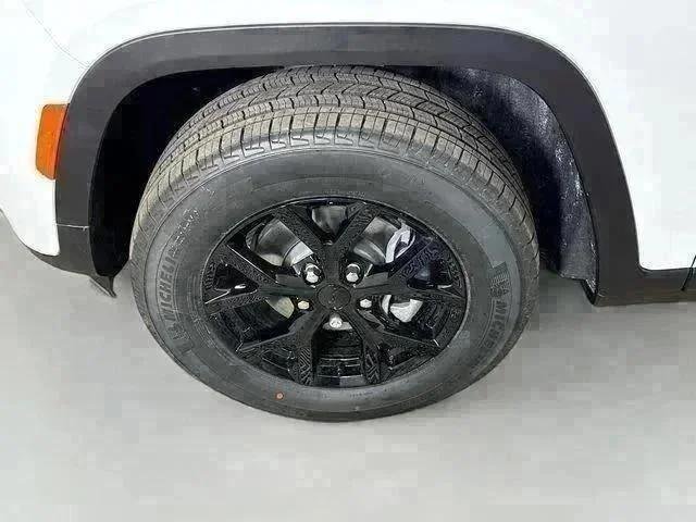 New 2026 Bright White Clear-Coat Exterior Paint Jeep Laredo image 30