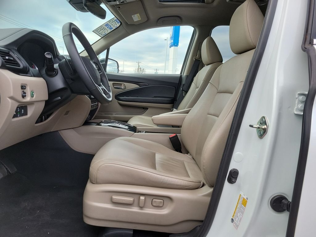 Certified Used 2020 Platinum White Pearl Honda Touring image 16