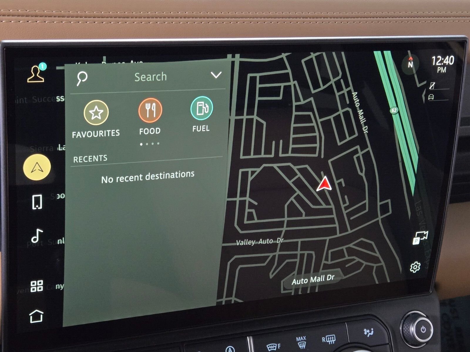 New 2026 Woolstone Green Land Rover X-Dynamic SE image 32