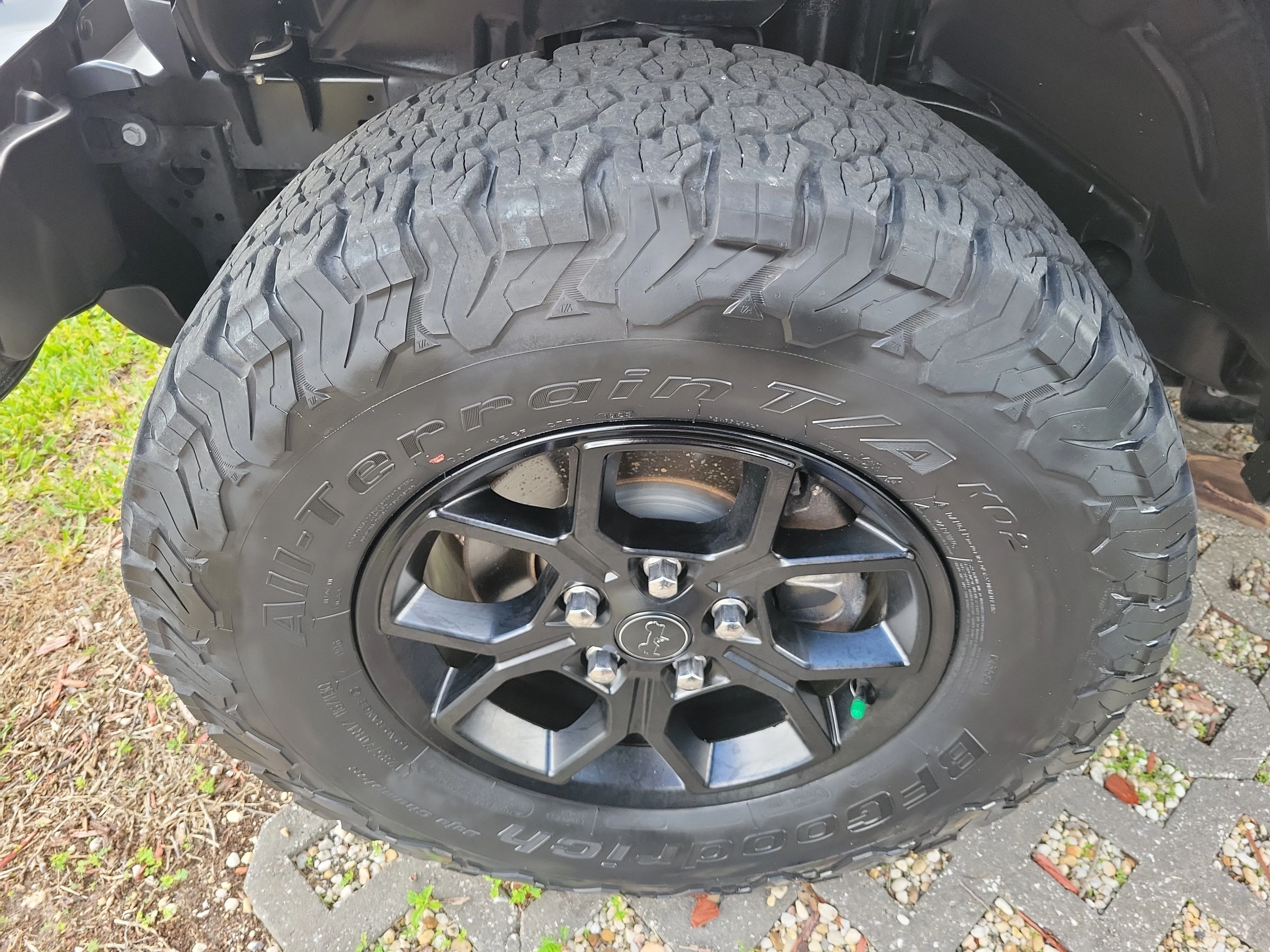 Used 2024 Granite Crystal Metallic Clearcoat Jeep Sport image 9
