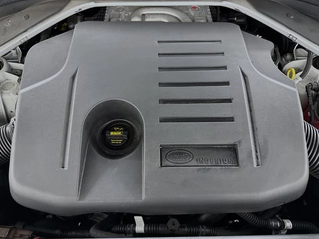 Certified Used 2024 White Land Rover Autobiography image 32