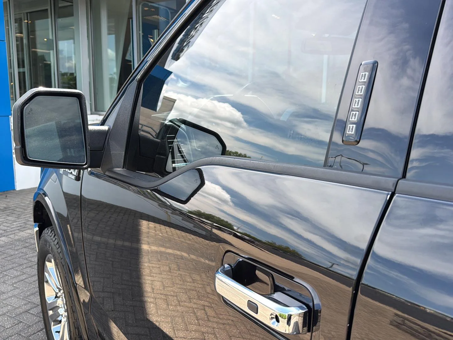 Used 2020 Agate Black Metallic Ford LARIAT image 10