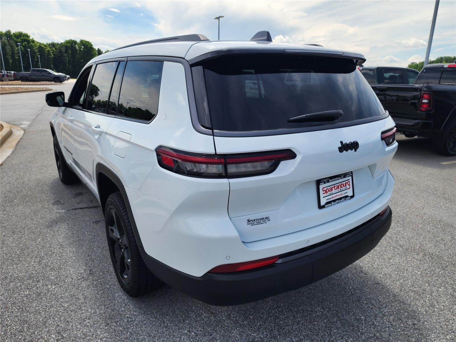 New 2026 Bright White Clear-Coat Exterior Paint Jeep Limited image 4