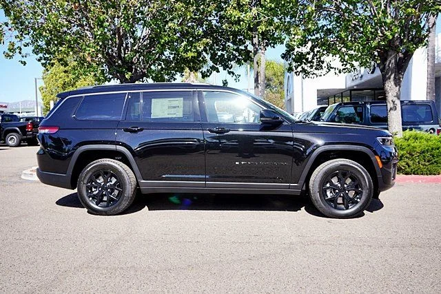 New 2026 Diamond Black Crystal Pearl-Coat Exterior Paint Jeep Laredo image 7