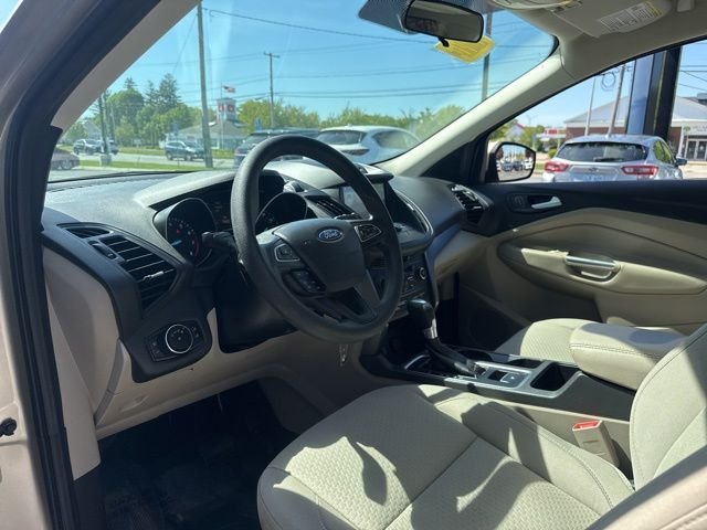 Used 2017 Gold Ford SE image 7