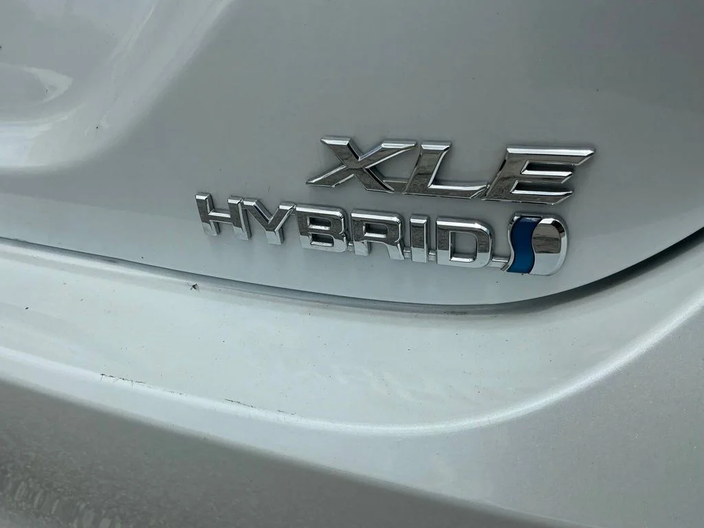 Used 2020 Beige Toyota XLE image 25
