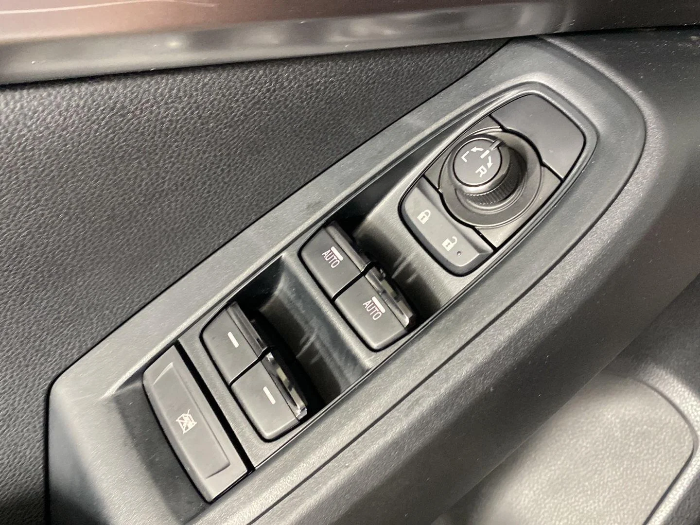 Used 2024 Ice Silver Metallic Subaru Base image 19