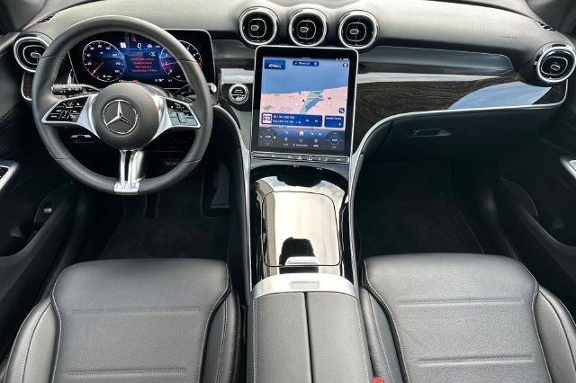 Used 2025  Mercedes-Benz GLC 300 image 12