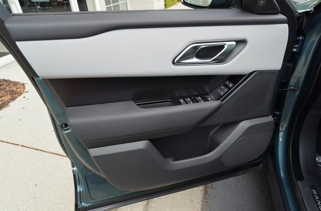 2026 LAND ROVER RANGE ROVER VELAR - Image 9