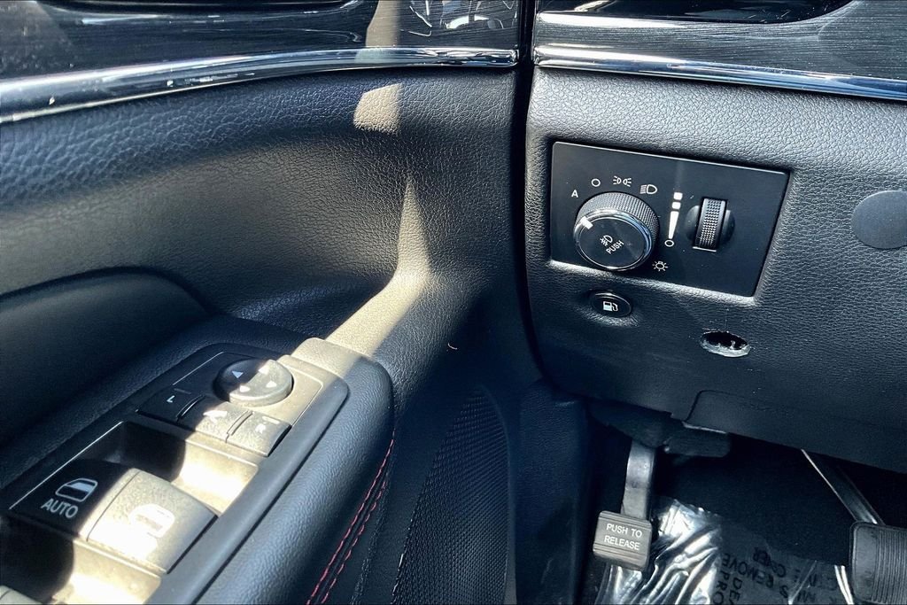 Used 2019 Silver Jeep Trailhawk image 15