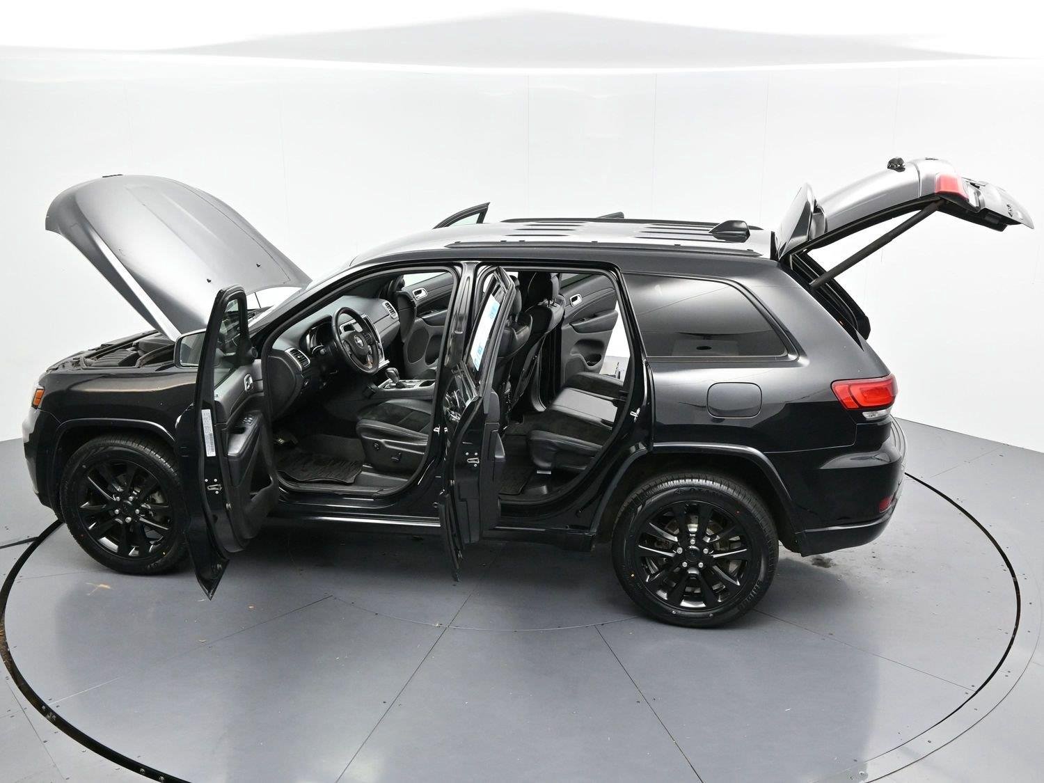 Used 2017 Diamond Black Crystal Pearlcoat Jeep Altitude image 42
