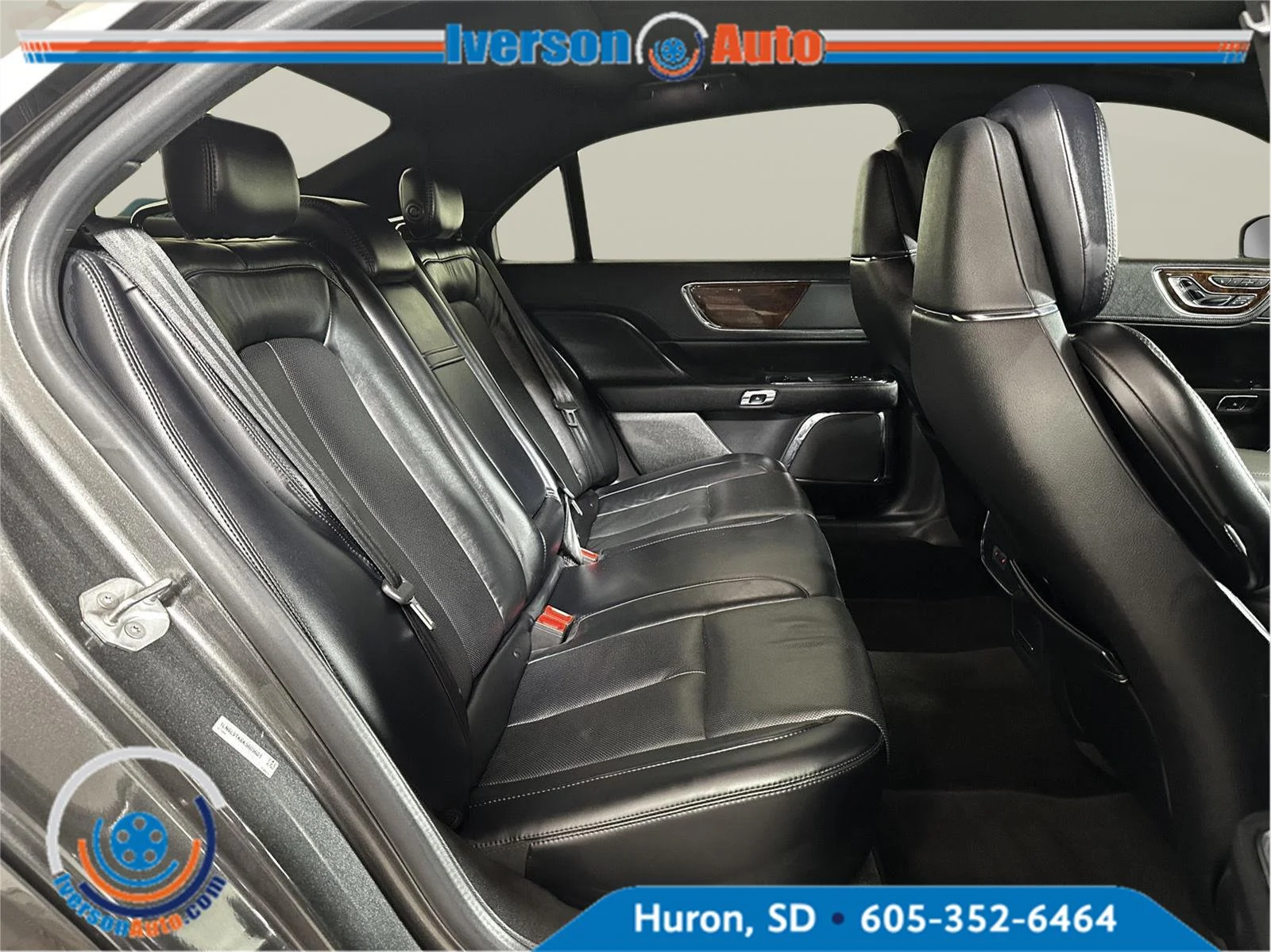Used 2019 Gray Lincoln Select image 30