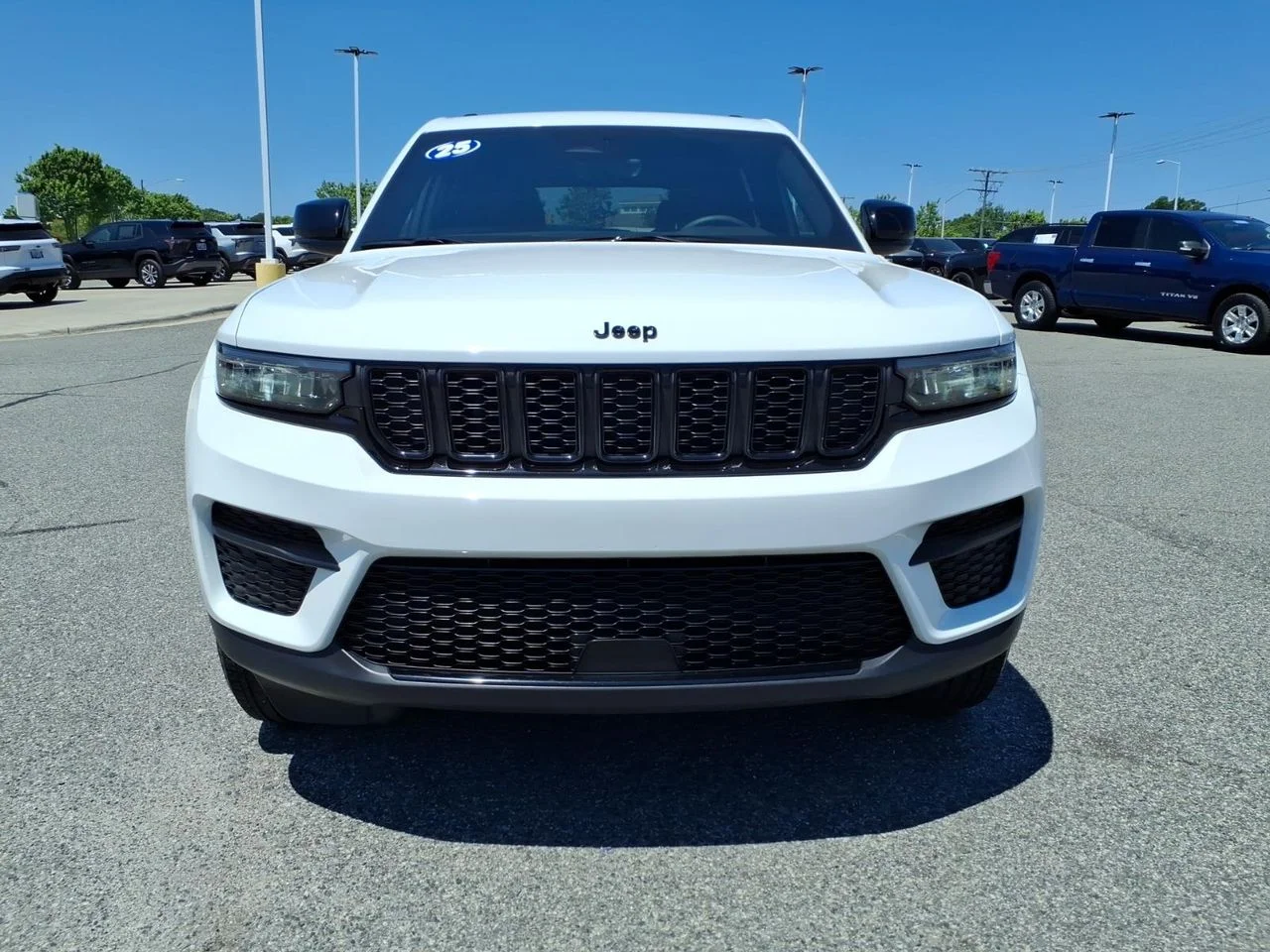 Used 2025 White Jeep Altitude image 21