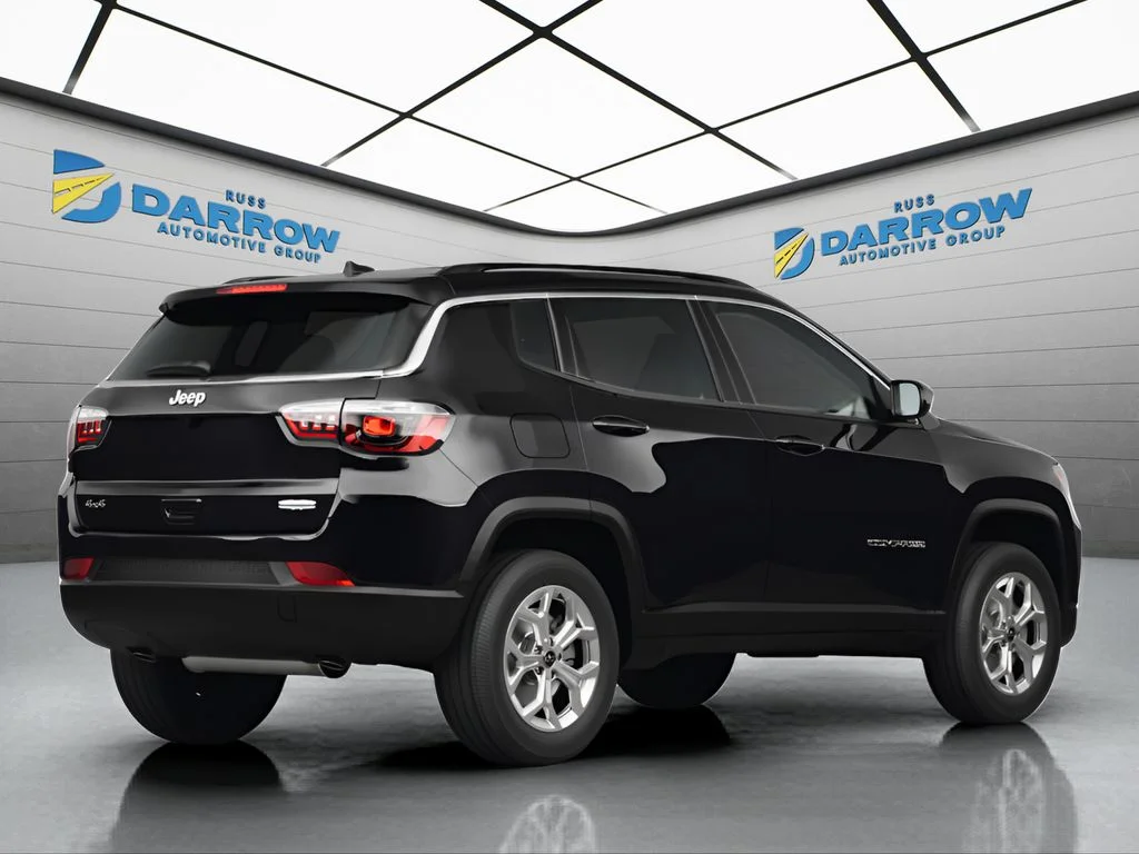 New 2026 Diamond Black Crystal Pearl-Coat Exterior Paint Jeep Latitude image 3