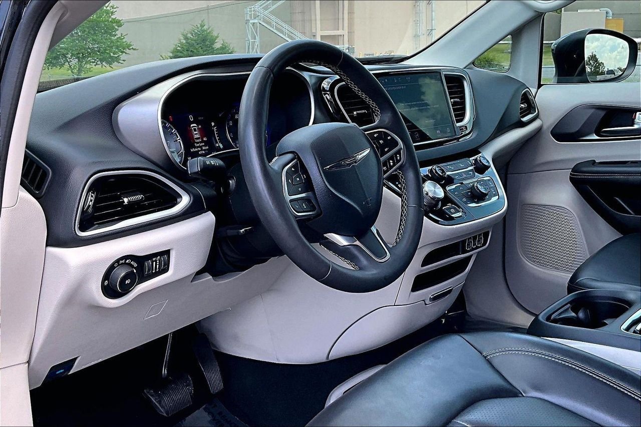 Used 2023 Brilliant Black Crystal Pearlcoat Chrysler Touring L image 18