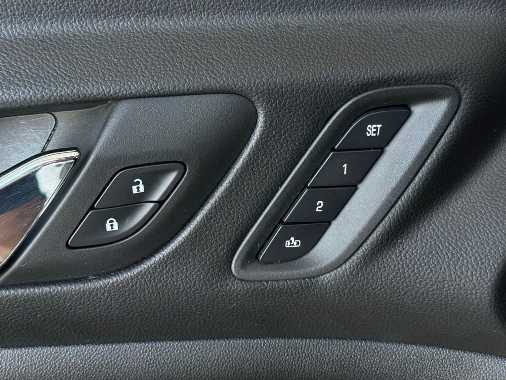 Used 2023 White GMC Denali image 30