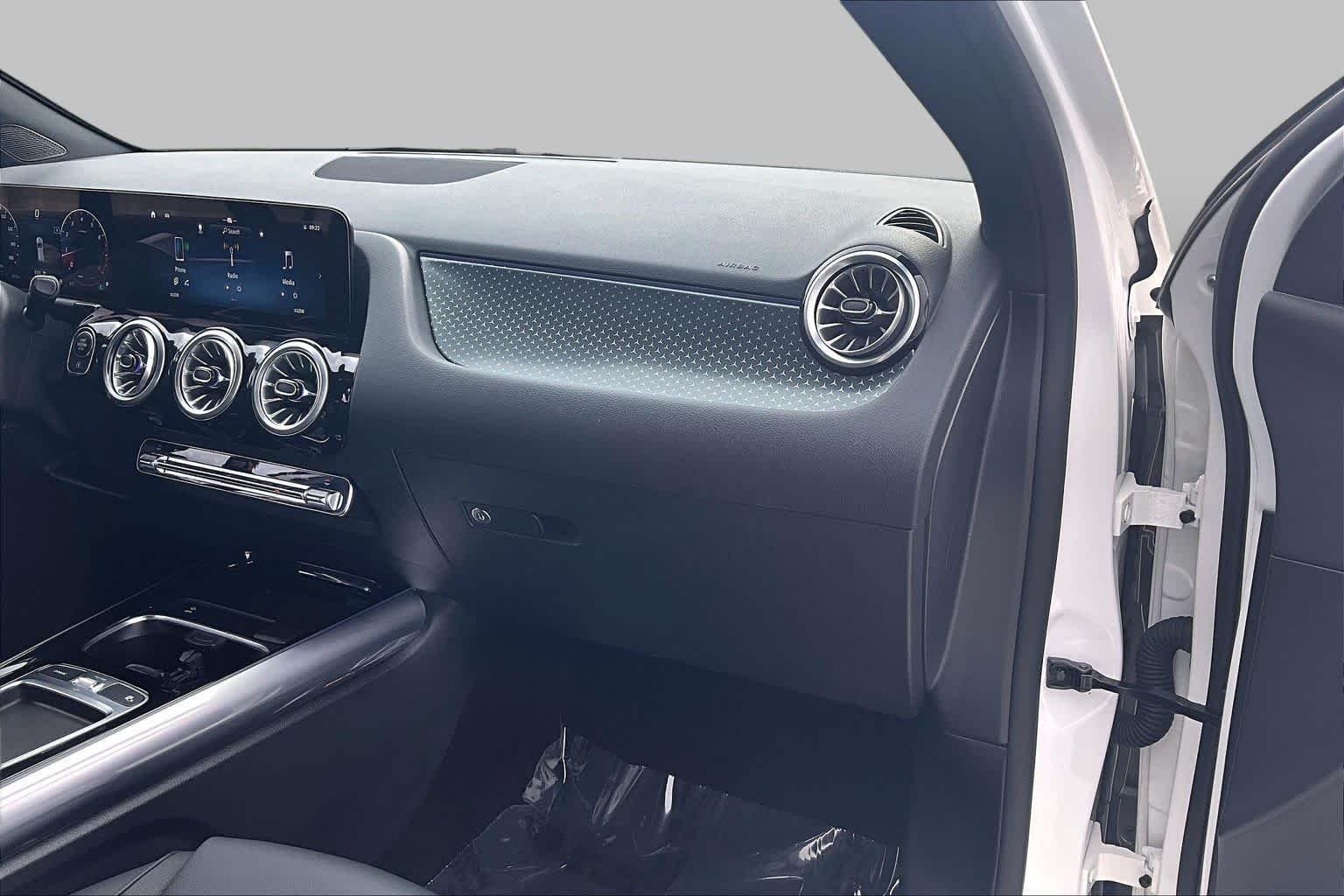 Used 2025 Polar White Mercedes-Benz GLA 250 image 18