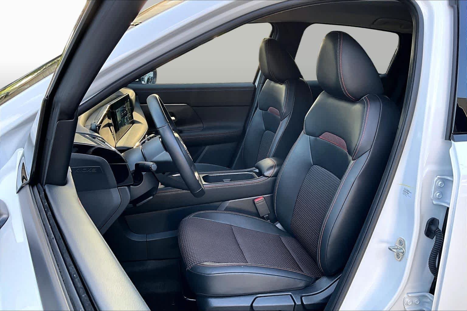 Certified Used 2025 Aspen White Tricoat Nissan SR image 8