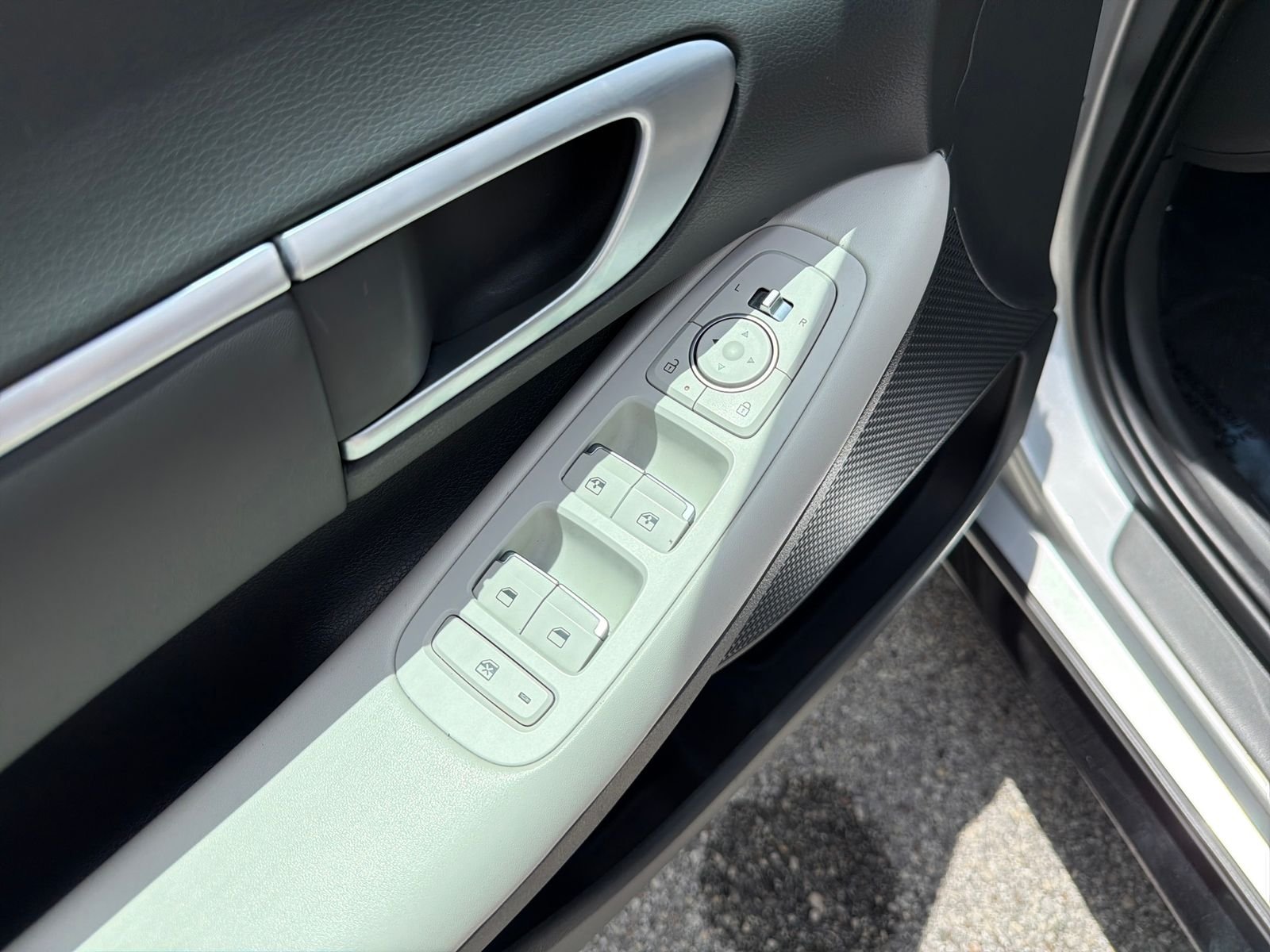 Used 2024 Silver Hyundai SEL image 26