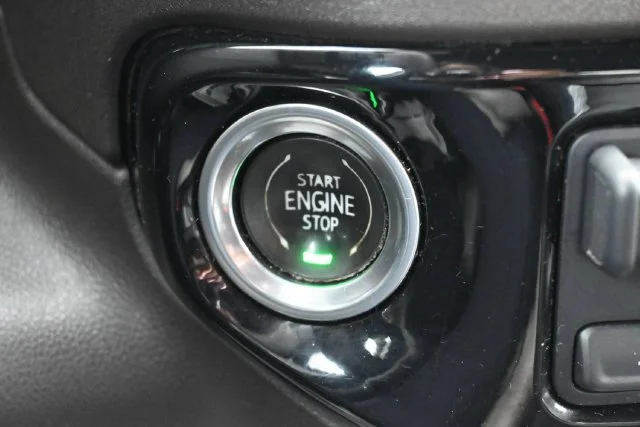 Used 2023 SUMMIT WHITE GMC SLT image 19