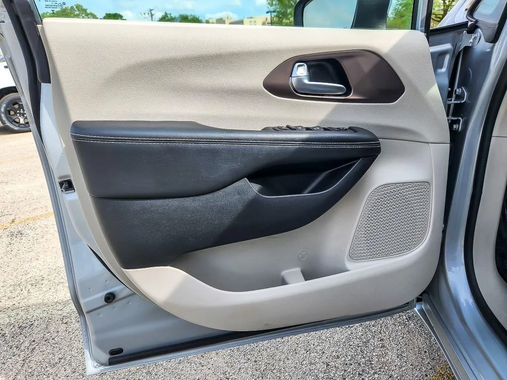 Used 2023 Silver Chrysler LX image 18
