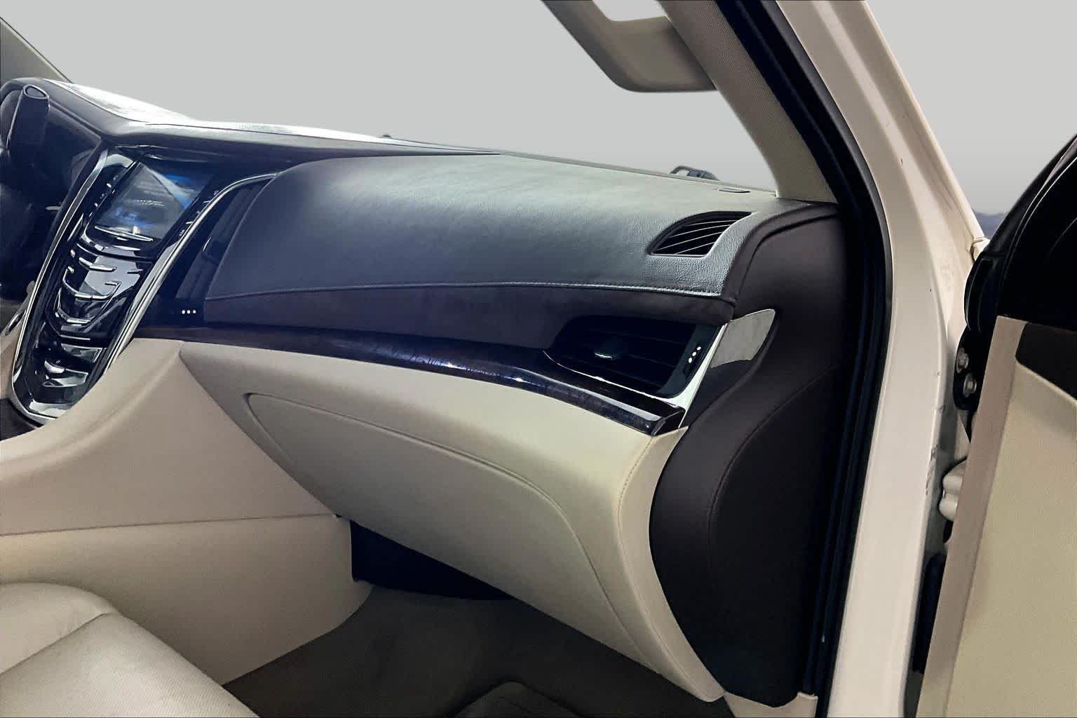 Used 2015 White Diamond Tricoat Cadillac Standard image 17