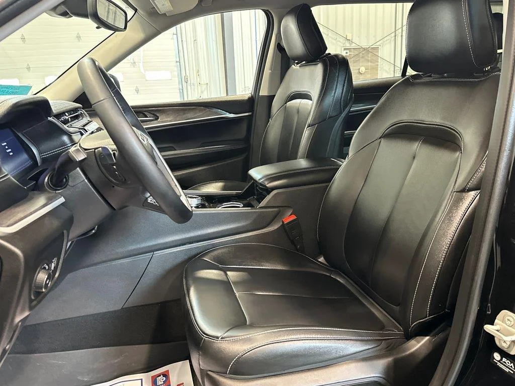 Used 2023 Diamond Black Crystal Pearlcoat Jeep Limited image 15