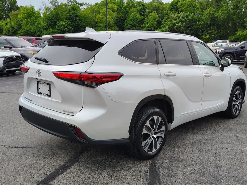 Used 2023 Beige Toyota XLE image 6