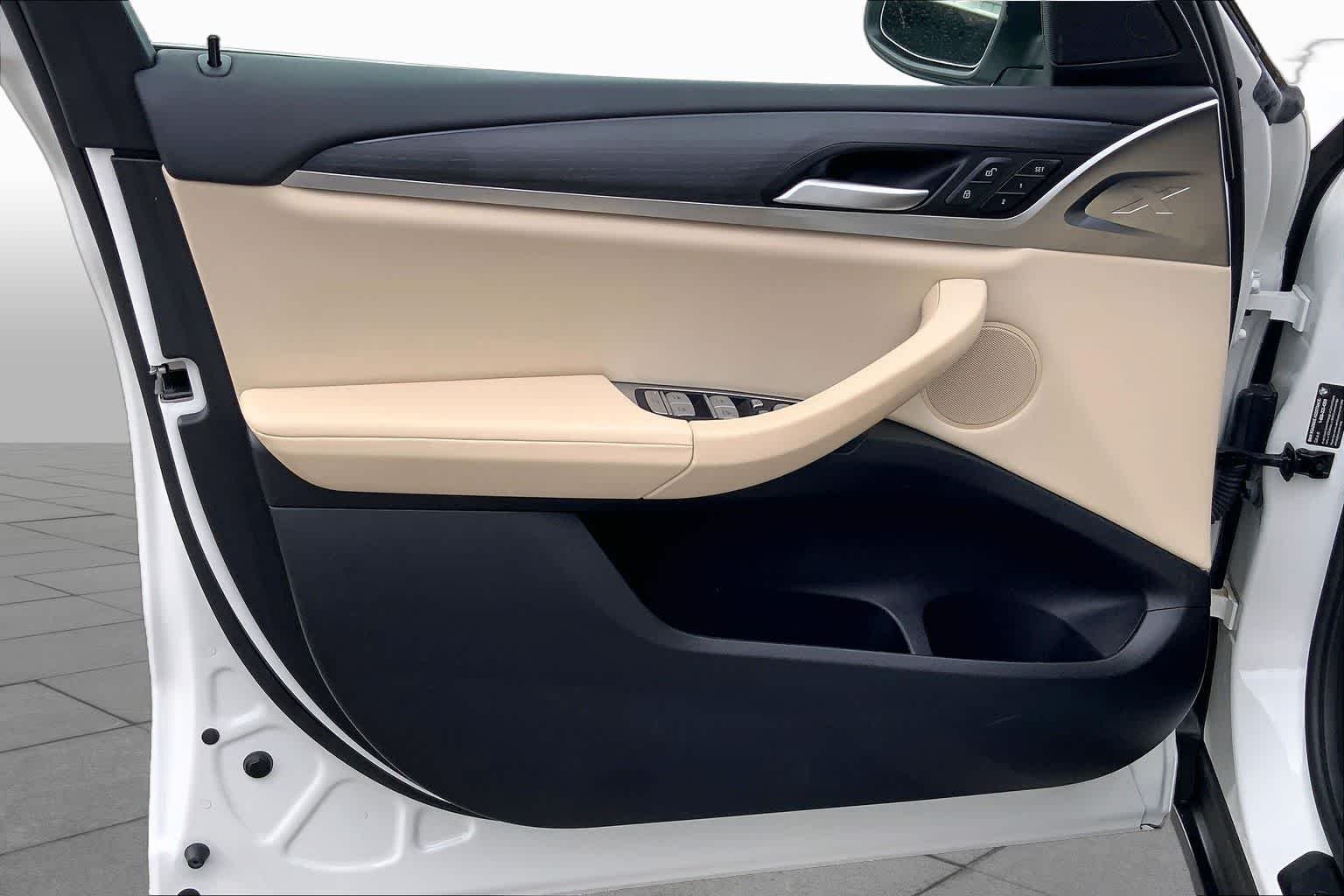 Used 2024 Alpine White BMW sDrive30i image 21