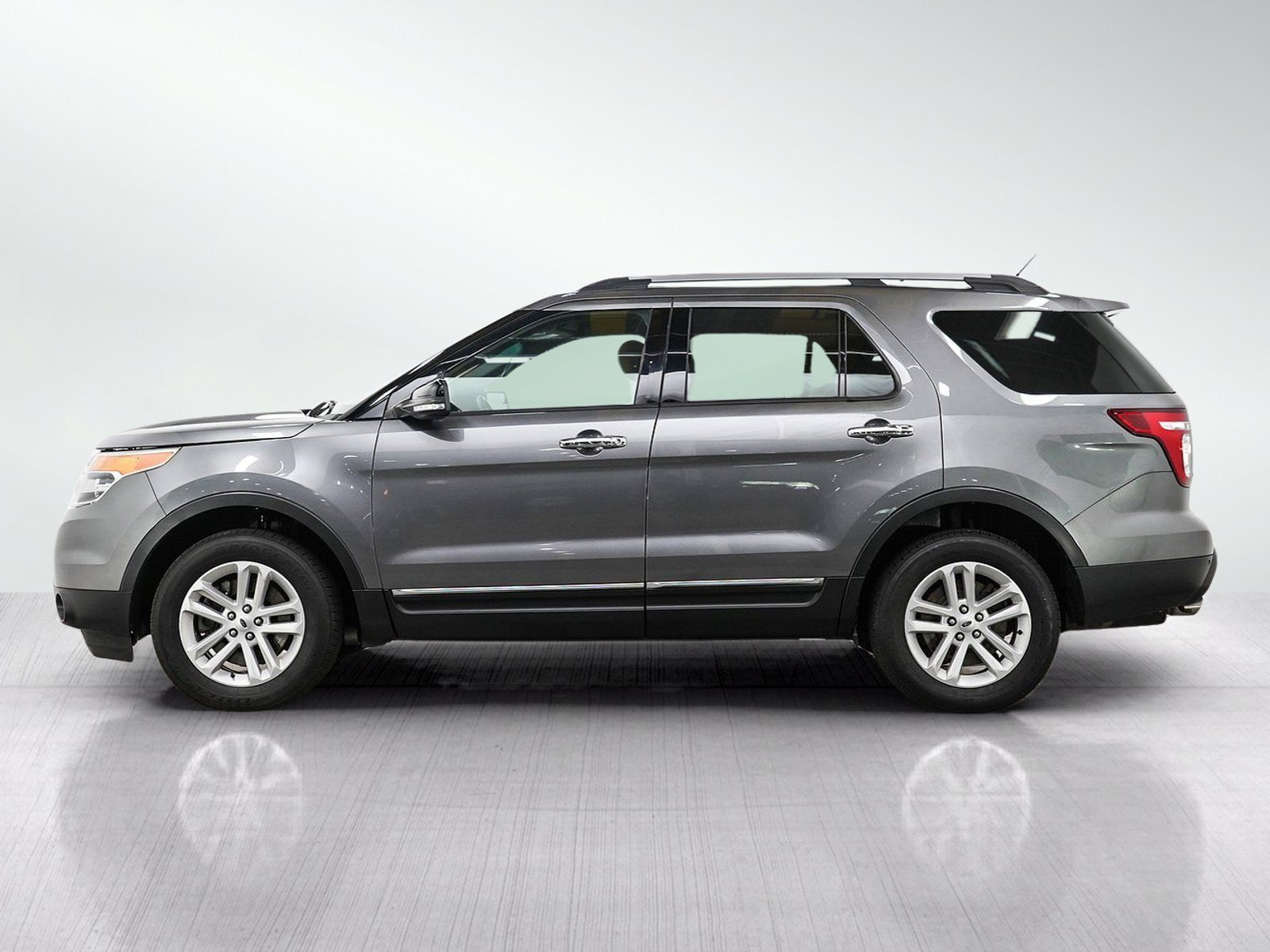 Used 2014 Sterling Gray Metallic Ford 4WD 4dr XLT image 2