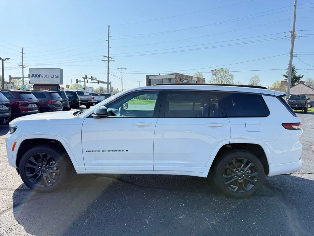New 2026 Bright White Clear-Coat Exterior Paint Jeep Limited image 4