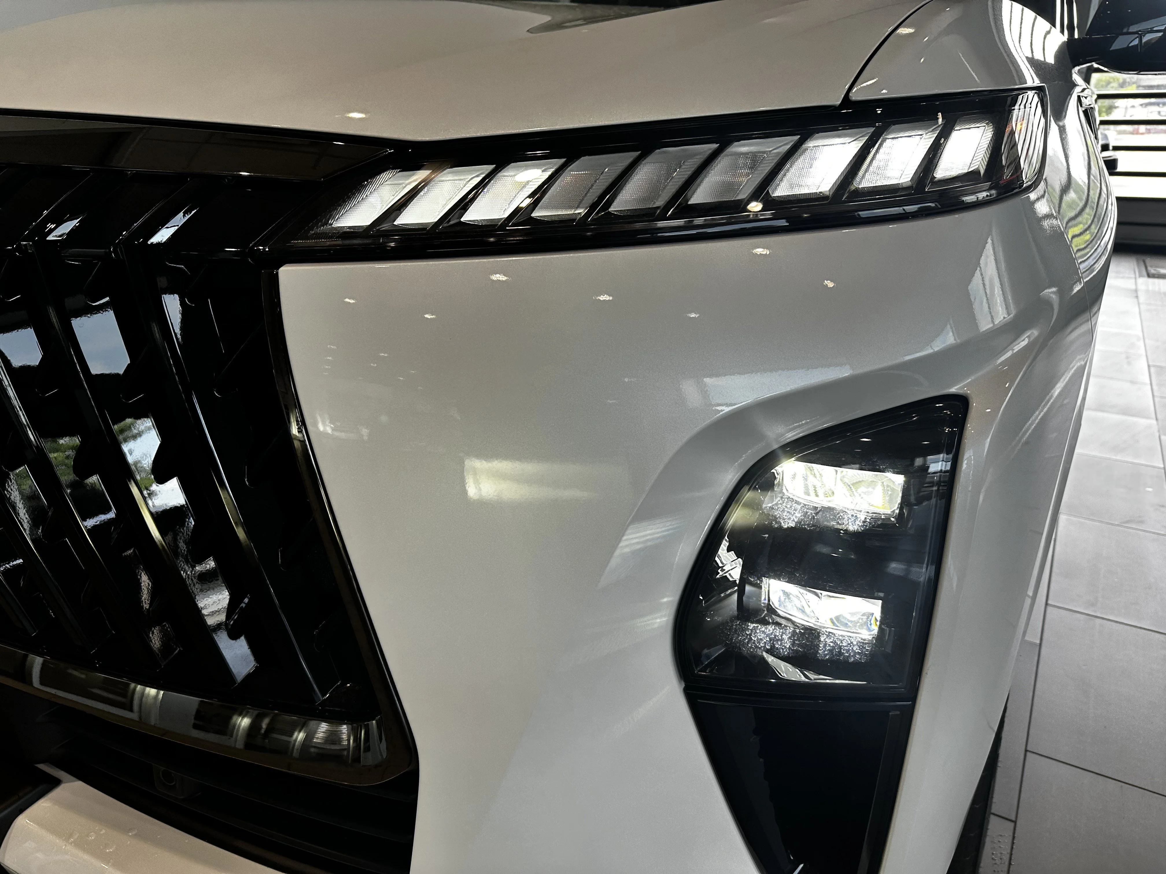 New 2027 2T RADIANT WHIT INFINITI Sport 4WD image 5