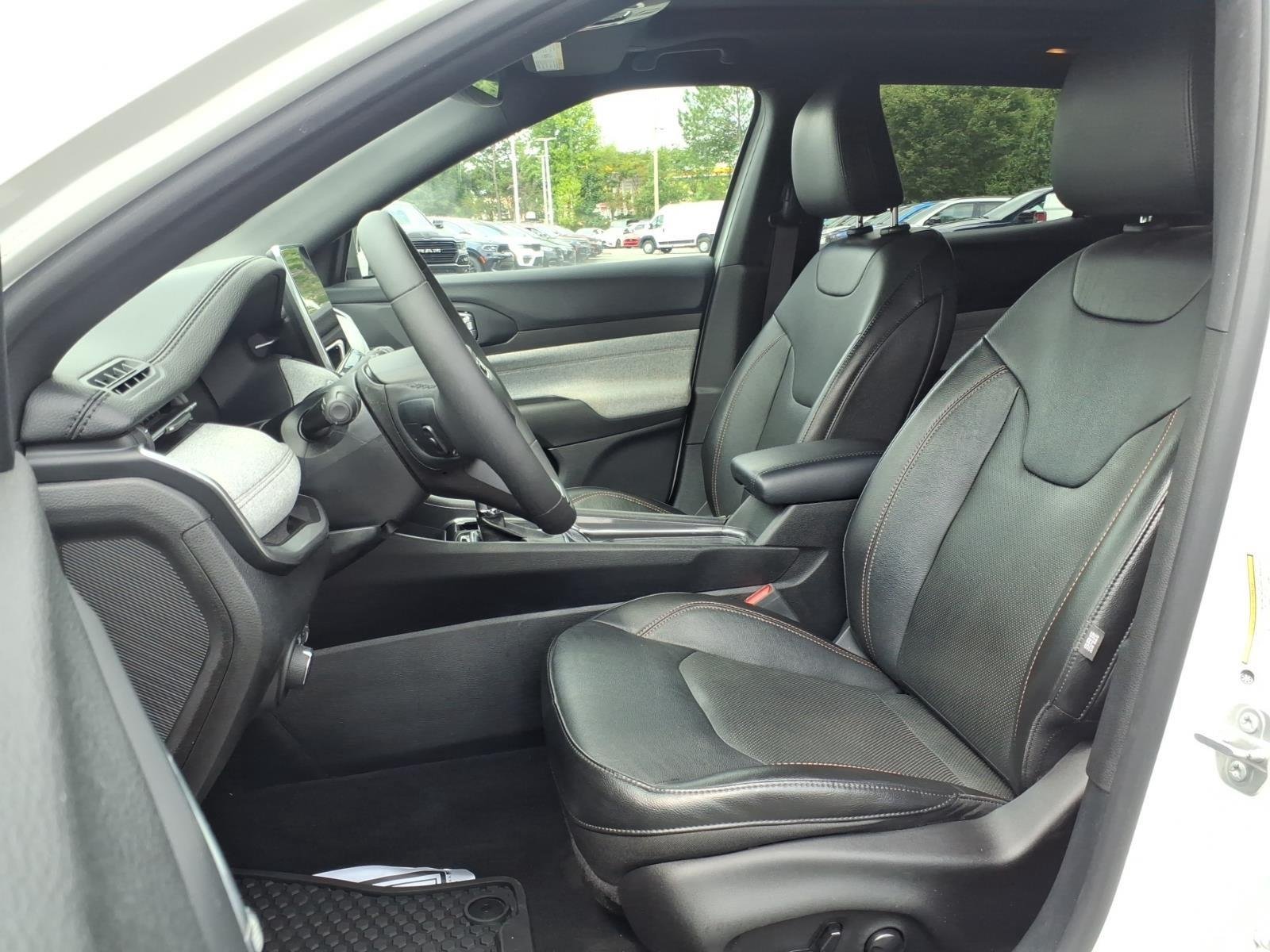 Used 2023 Bright White Clearcoat Jeep Latitude Lux image 19