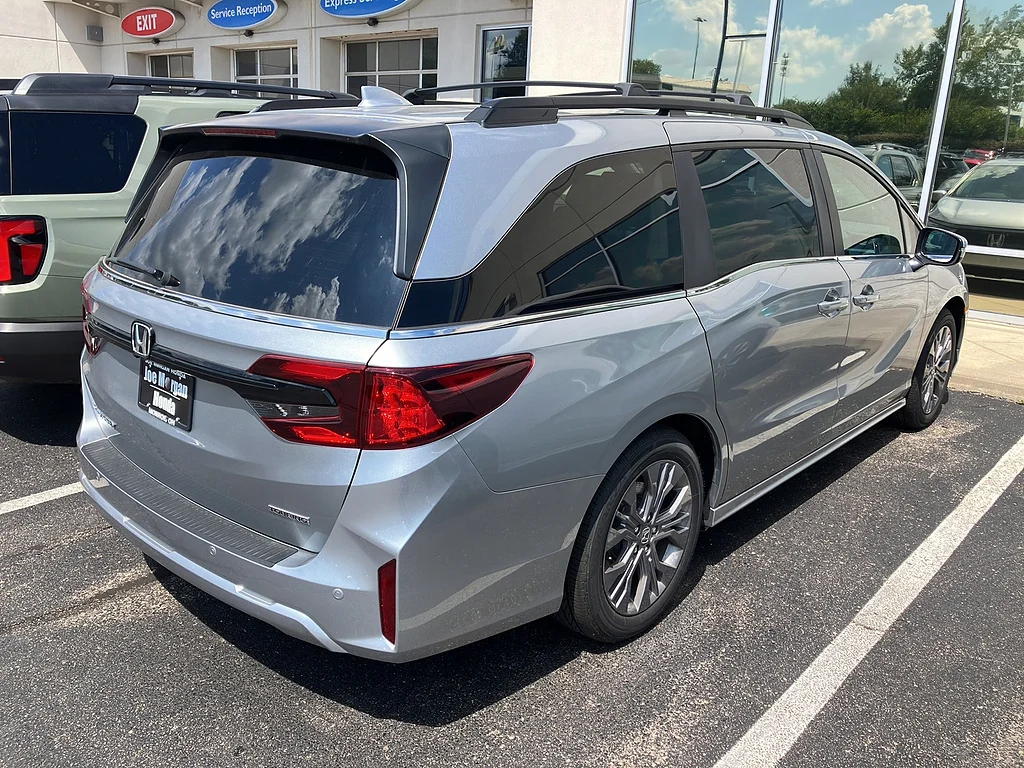 Certified Used 2026 Solar Silver Metallic Honda Touring image 7